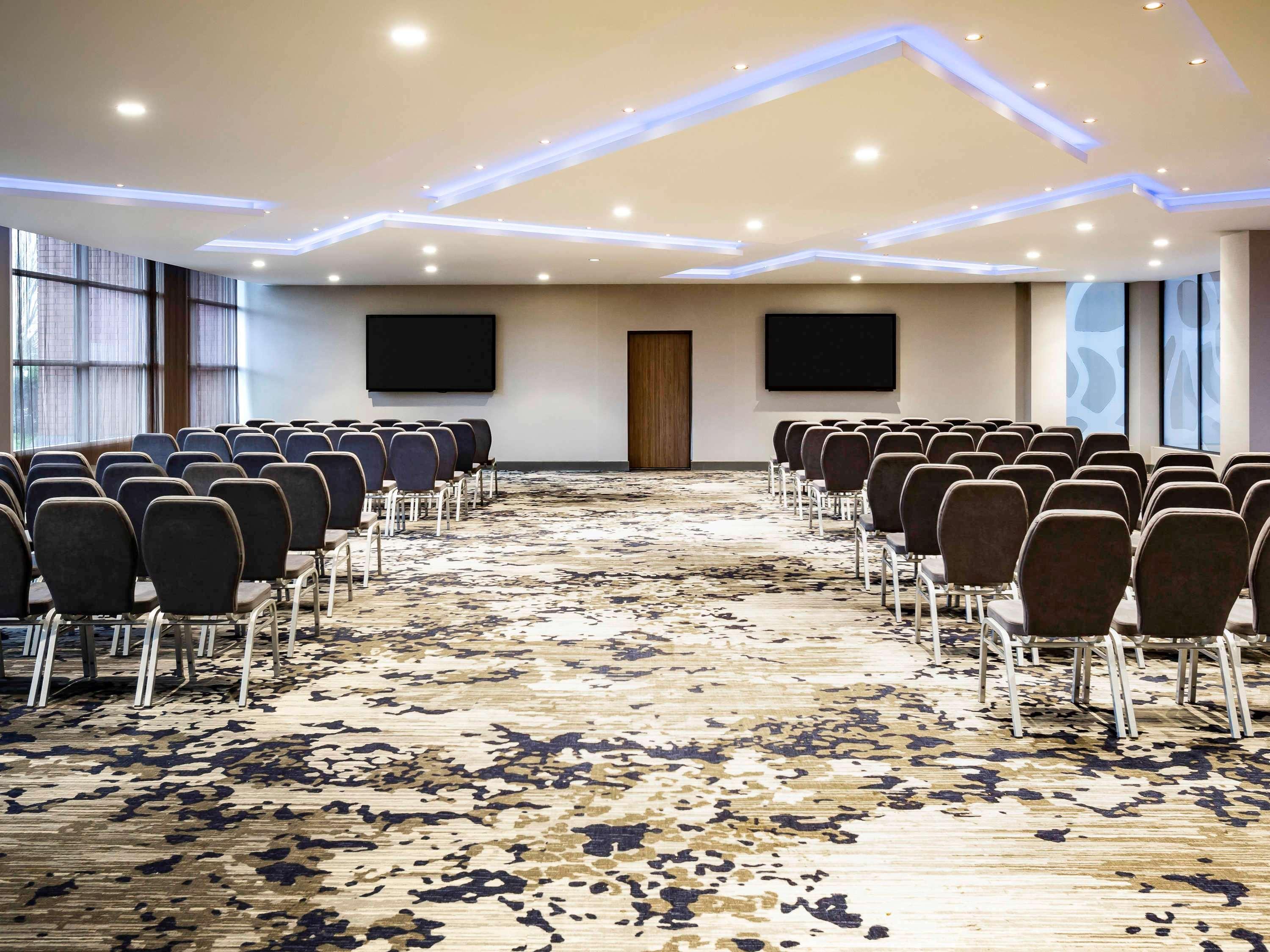 Novotel London Heathrow Airport T1 T2 And T3 Хейс Экстерьер фото